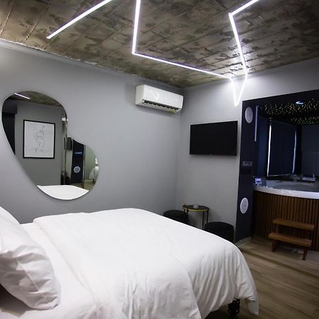 The Bubbles - Jacuzzi Hotel Tirana Exterior foto