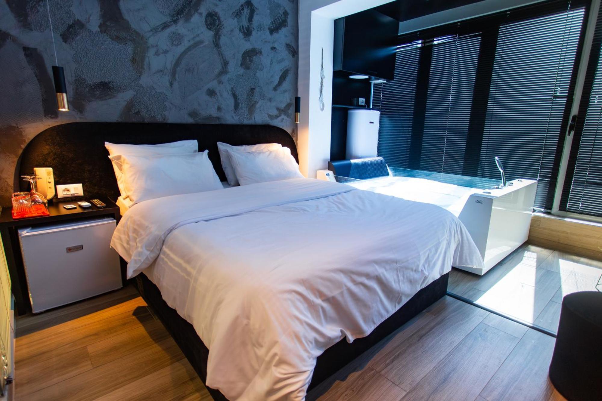The Bubbles - Jacuzzi Hotel Tirana Exterior foto