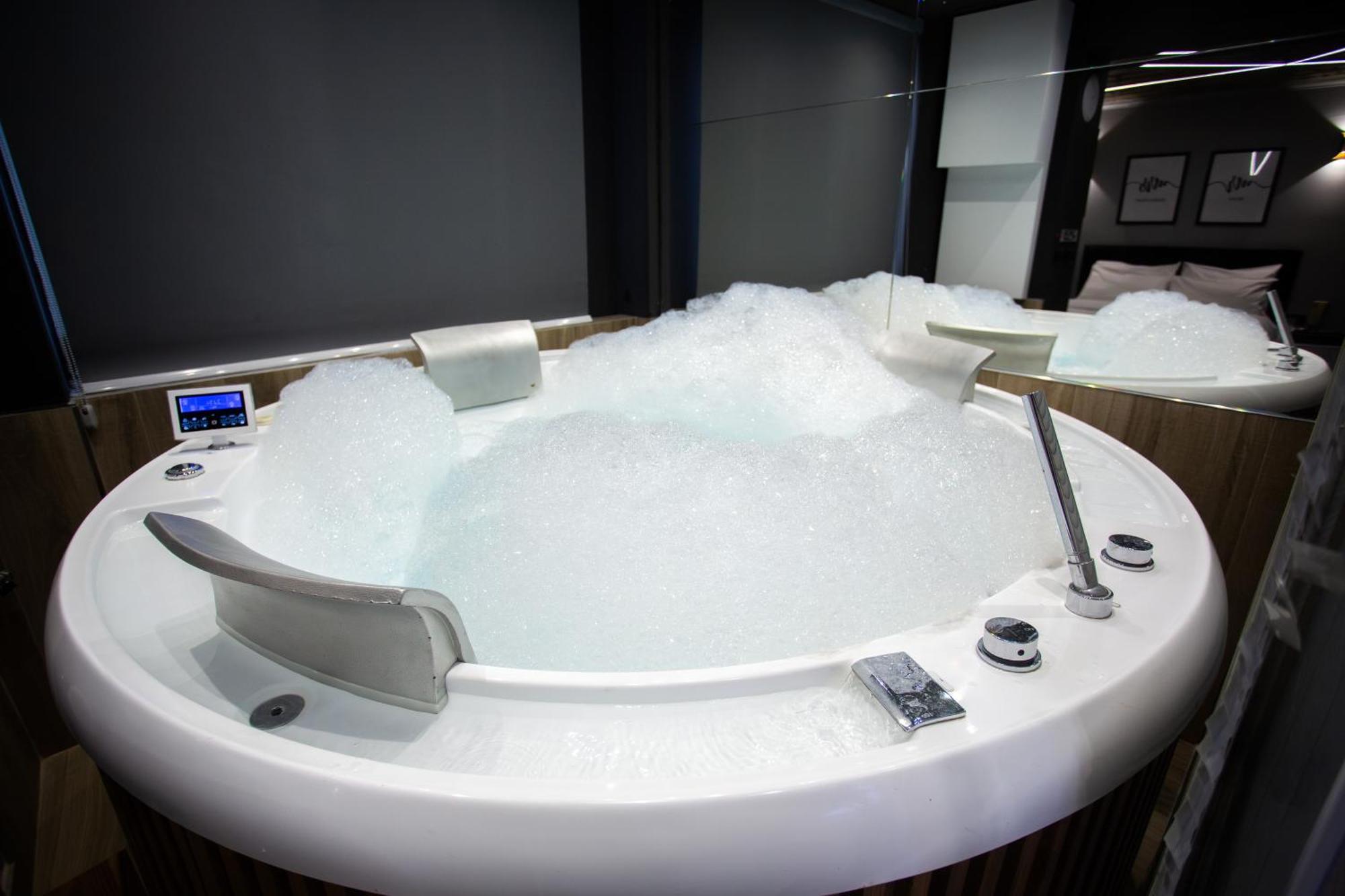 The Bubbles - Jacuzzi Hotel Tirana Exterior foto